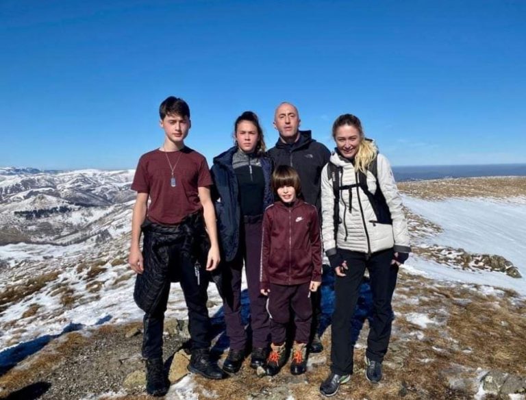 Haradinaj me fotografi familjare në Ditën e Tokës, kërkon të ruhen bukuritë e atdheu