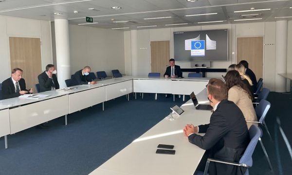 Kosova dhe Serbia pajtohen për të vazhduar diskutimet për targat, takimi i radhës më 13 maj