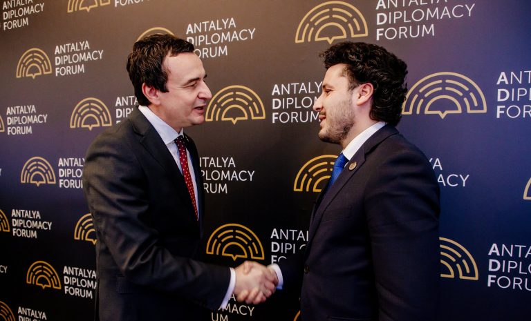 Kurti uron Abazoviq, që e mori drejtimin e Malit të Zi