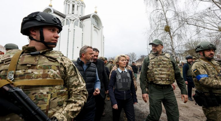 Me jelek antiplumb, von der Leyen shkon në vendin e masakrës në Ukrainë