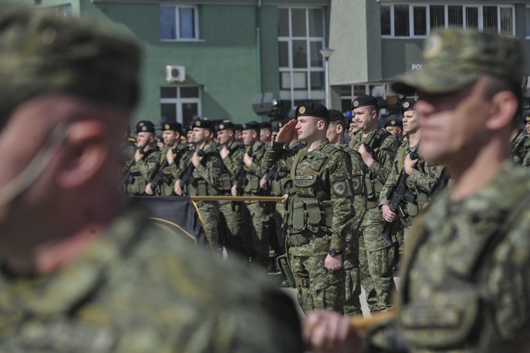 Deputetët: Kosova s’ka nevojë të frikësohet nga Serbia, duhet të armatoset