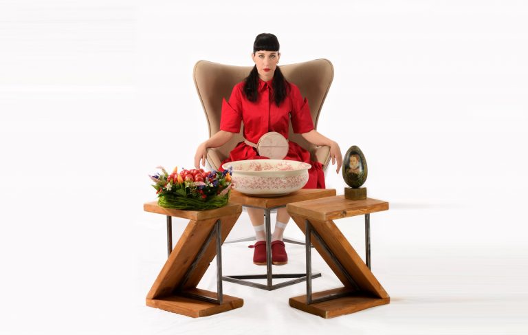 Serbia mbështet agresionin rus edhe në Eurovizion, përfaqësuesja e saj shfaqet me tryezat me simbolin ‘Z’