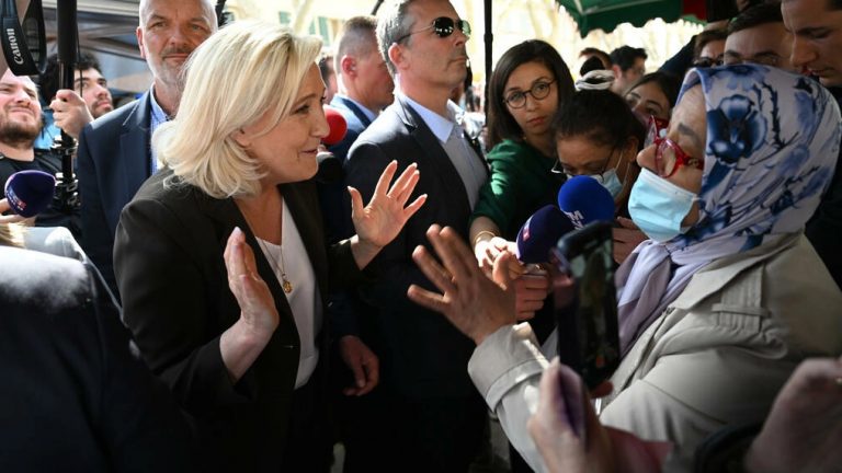 Le Pen: Do të ndaloj shamitë në publik dhe do të gjobisë gratë që shkelin ndalimin