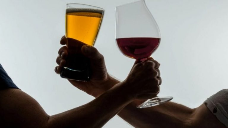 Studimi zbulon se personat që pinë verë të kuqe dhe të bardhë mbajnë më pak yndyrë të dëmshme rreth organeve të tyre sesa adhuruesit e birrës