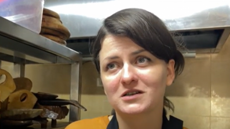 Nga lufta në turizmin e Vlorës, dy gra ukrainase fillojnë punë në bregdet