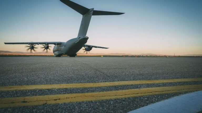 Një aeroplan i Forcave Ajrore i Britanisë së Madhe ateroi në Prishtinë