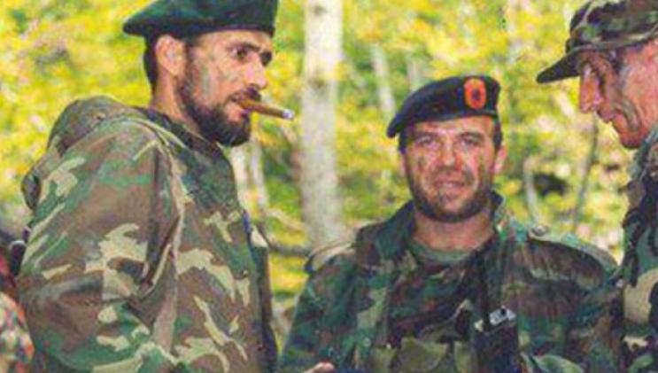 Gruaja e Agim Ramadanit thur vargje në 23 vjetorin e Betejës së Koshares