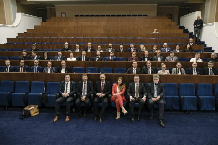 Kurti pret 50 investitorët gjermanë, iu lavdërohet se në Kosovë flitet me të madhe gjermanishtja