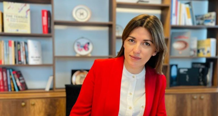 Albulena Haxhiu: Ulen në 40% tarifat e përmbaruesve privat