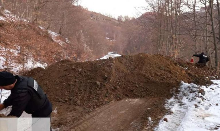 KFOR-i rihap dy rrugë në veri pasi ishin mbyllur nga Policia për ta penguar kontrabandën
