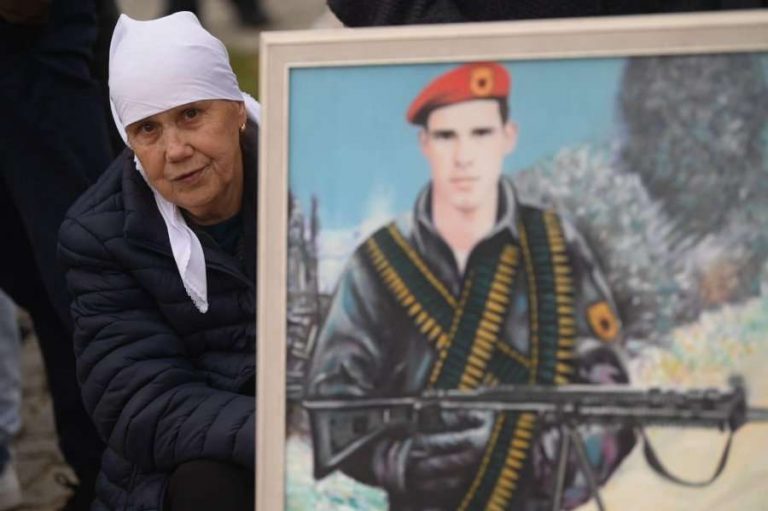 Familjarët kujtojnë me krenari të rënët në Koshare, rrëfejnë përshëndetjet e fundit