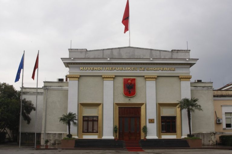 Në Kuvendin e Shqipërisë shtrohet kërkesa për dënim të gjenocidit serb në Kosovë