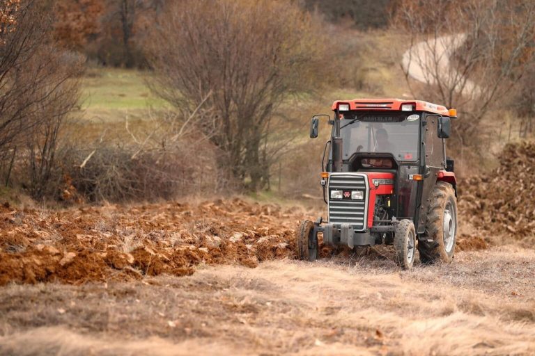 Policia apelon për kujdes në rrugë nga drejtuesit e makinerive bujqësore