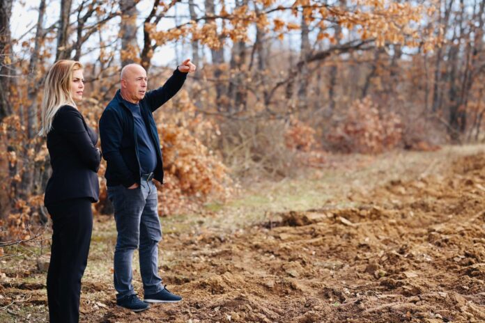 Sikur ministri Peci, edhe deputetja Deliu – Kodra del pak në ara për t’i mbështetur fermerët