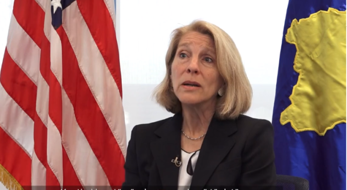 A e ka të vështirë Amerika t’punojë me Kurtin dhe kur mund të ulen ai e Vuçiq në tavolinën e negociatave? Krejt çka foli Karen Donfried