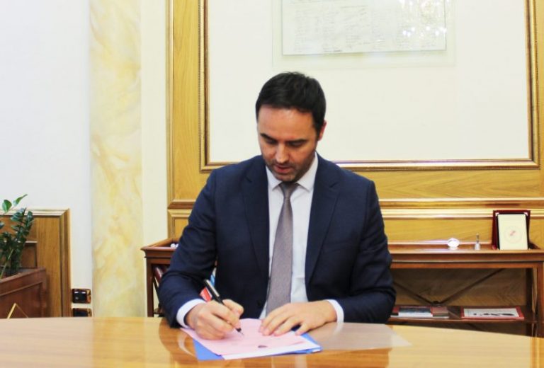 Konjufca vendos rregulla të reja për kompensimin e deputetëve