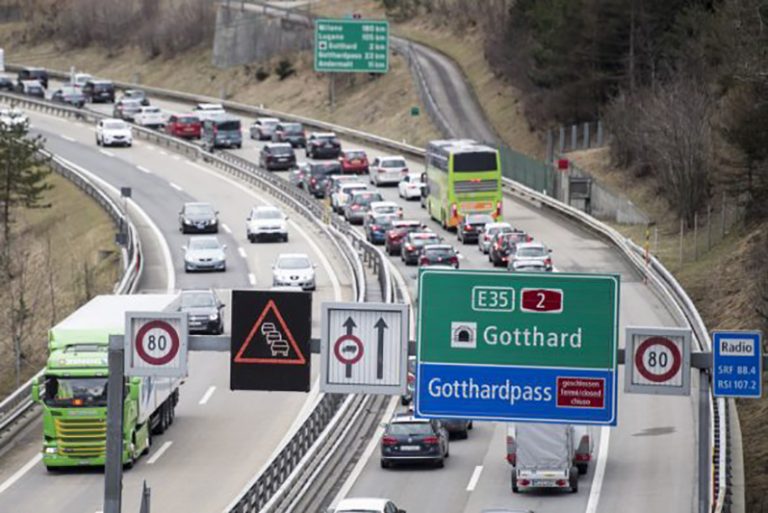 Më shumë trafik se sa pritej: 14 kilometra kolona para tunelit Gotthard