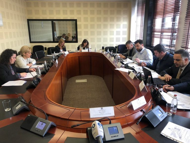 Komisioni për Administratë Publike miraton Projektligjin për zyrtarët publik – Deputetët detyrohen ta pezullojnë punën e tyre në Fakultet