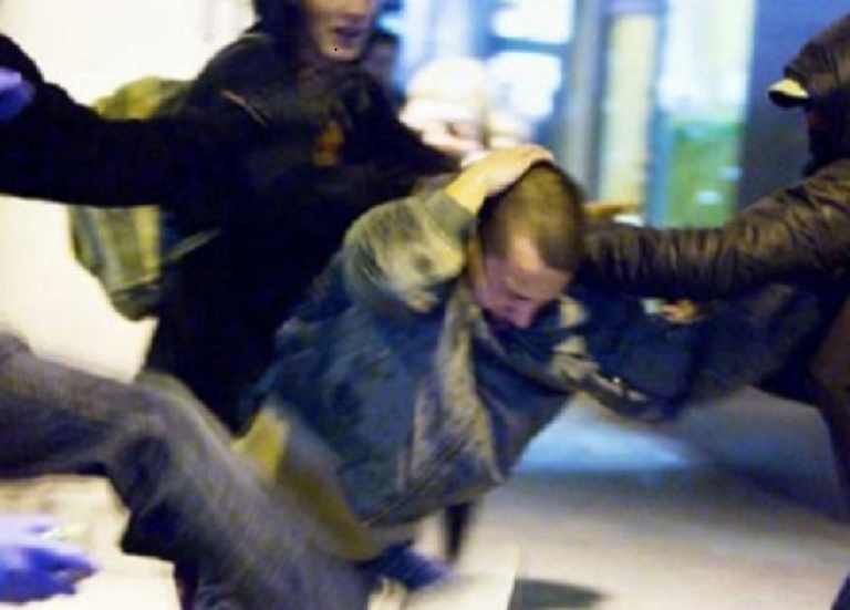 Babai me dy djemtë e tij e rrahin një të mitur, e bëjnë për spital