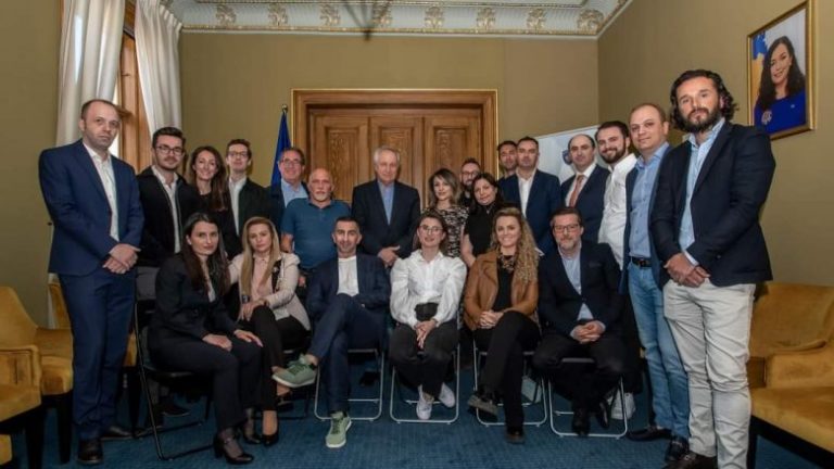 Latifi takoi profesionistë shëndetësor shqiptarë në Norvegji