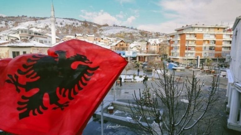 Kush i ka fajet pse shqiptarët në Serbi rrezikojnë të mos kenë asnjë deputetë, flasin analistë e politikanë