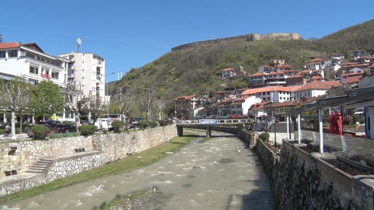 Moti sot me diell dhe i ngroht