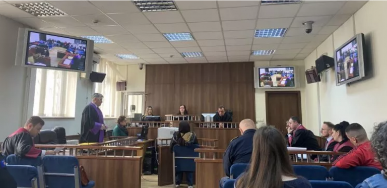 Gjykimi për shpërthimin në Zhur, bashkëshortja e policit të vrarë parashtron kërkesë pasurore – juridike