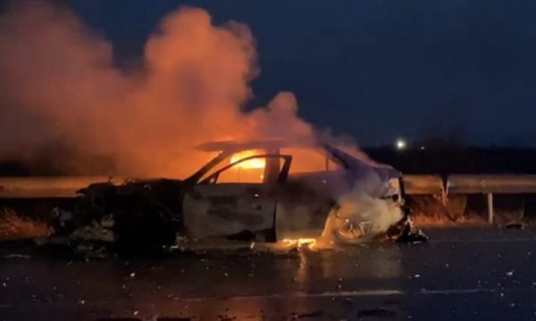 Në afërsi të Vlashnjes në autostradën “Ibrahim Rugova” digjet BMW-ja e 50 mijë eurove (Video)