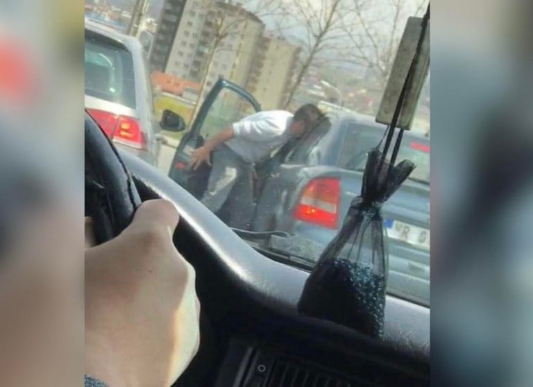 Doli nga vetura dhe iu vërsul një personi tjetër në mes të rrugës – I riu gjobitet me 300 euro