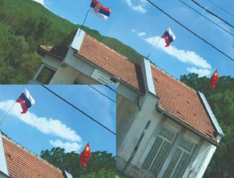 Në veri të Kosovës, edhe flamuri kinez karshi atij serb e rus