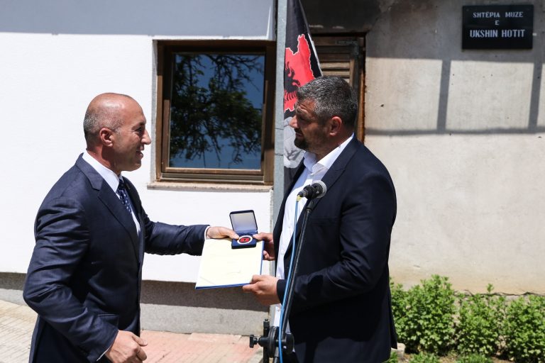 Haradinaj përkujton Ukshin Hotin: Madhështia e tij na bën të vegjël