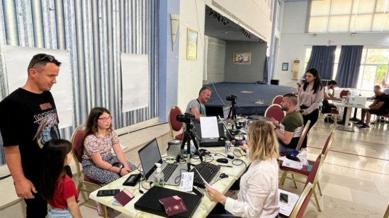 Shqipëria lehtëson marrjen e pasaportave për shqiptarët e Kretës dhe Rodosit në Greqi