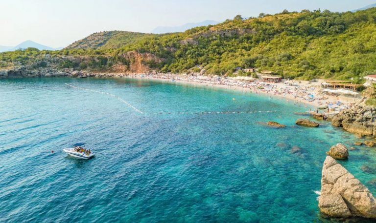 Guardian radhit Porto Palermon e Vlorës në mesin e plazheve më të mira në Evropë (FOTO)