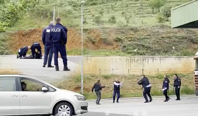 Tentoi ta sulmoj doganierin me thikë, zyrtari doganir në vetëmbrojtje i vërsulet me lopatë, një polic ia drejton armën