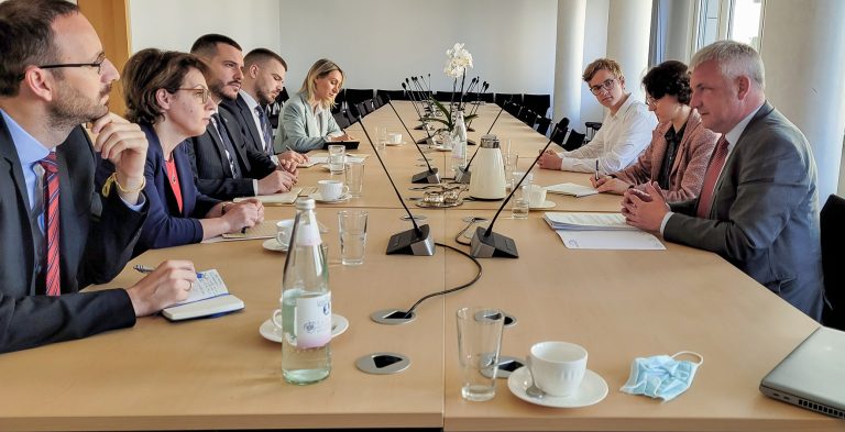 Gërvalla në Berlin, takon lobuesin e fuqishëm për një Kosovë me liberalizim vizash dhe anëtare në KE
