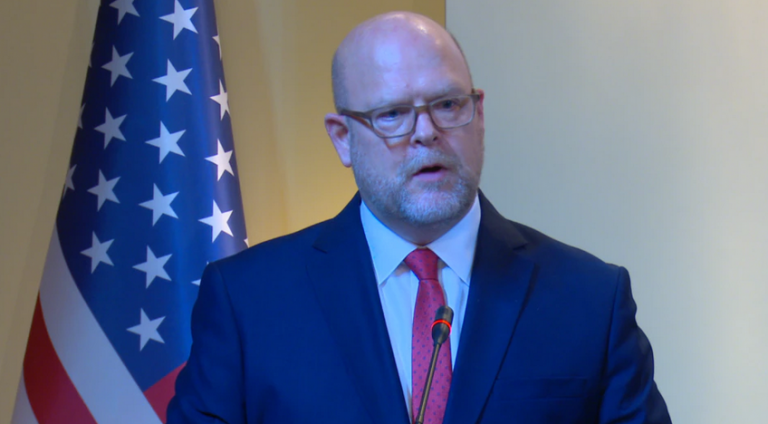 Hovenier: Kosova mund të përparojë vetëm me përkrahjen e SHBA-së