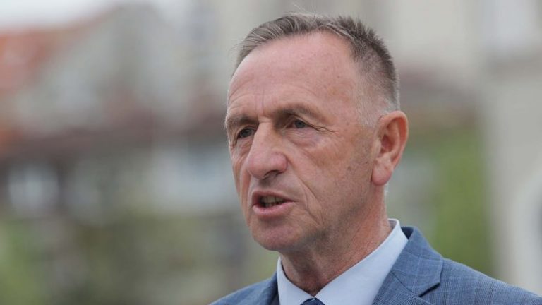 Azemi: Kurti do të shkojë siç ka ardhur, s’ka bërë asgjë për sektorin privat