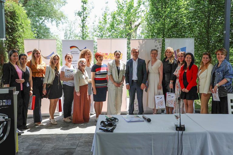 Edhe 44 gra nënshkruajnë kontrata ku përfituan nga thirrja “Gratë në biznes”
