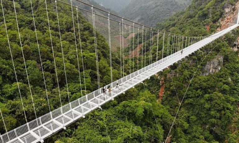 “Kuçedra e bardhë”, përurohet ura prej xhami më e madhe në botë