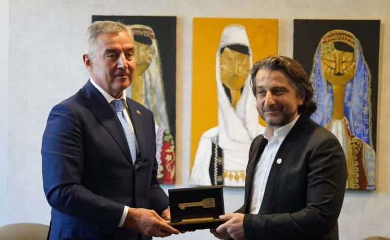 Gjukanoviqit i dhurohet “Çelësi i Qytetit” të Prishtinës