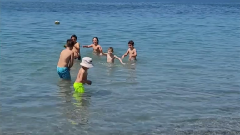 Temperaturat e larta, pushuesit nga Kosova dominojnë bregdetin shqiptar