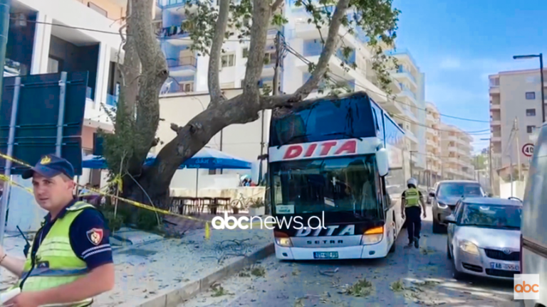 Autobusi nga Kosova me 80 turistë, përplaset me një pemë në Vlorë (Video)