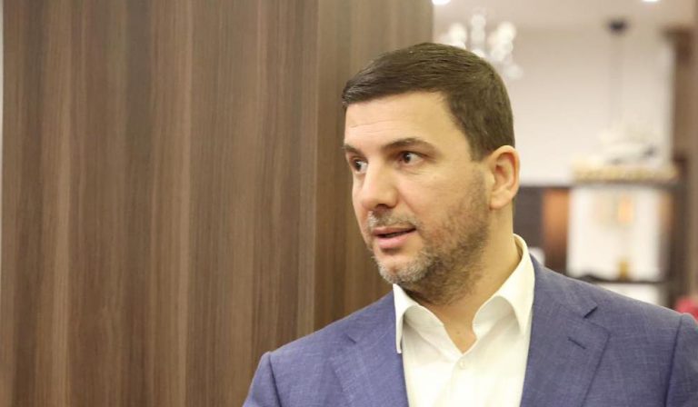 Krasniqi, Kurtit: S’ke nevojë të jesh vëlla me askënd, gjej zgjidhje e zhblloko situatën