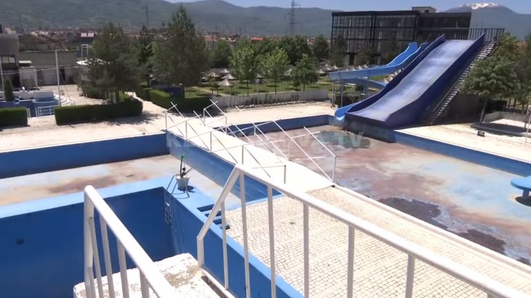 Pishinat në Prizren po bëhen gati për hapje të sezonit më 1 qershor (VIDEO)