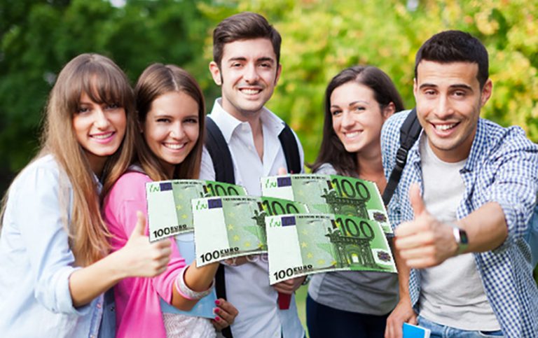 Procesohen pagesat prej 100 euro për grupin e parë të studentëve, Kurti: Me qeverinë tonë, studentët çdoherë do të kenë mbështetjen e shtetit