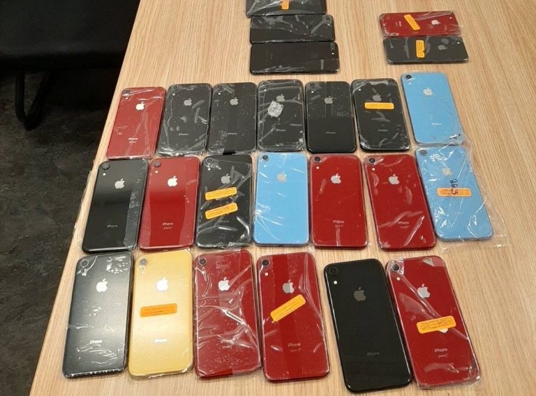 Dogana sekuestron 33 telefona në aeroport