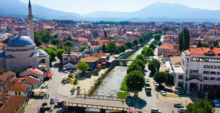 Zhduket vajza 15 vjeçe bashkë me të fejuarin në Prizren, nëna e saj raporton rastin në polici