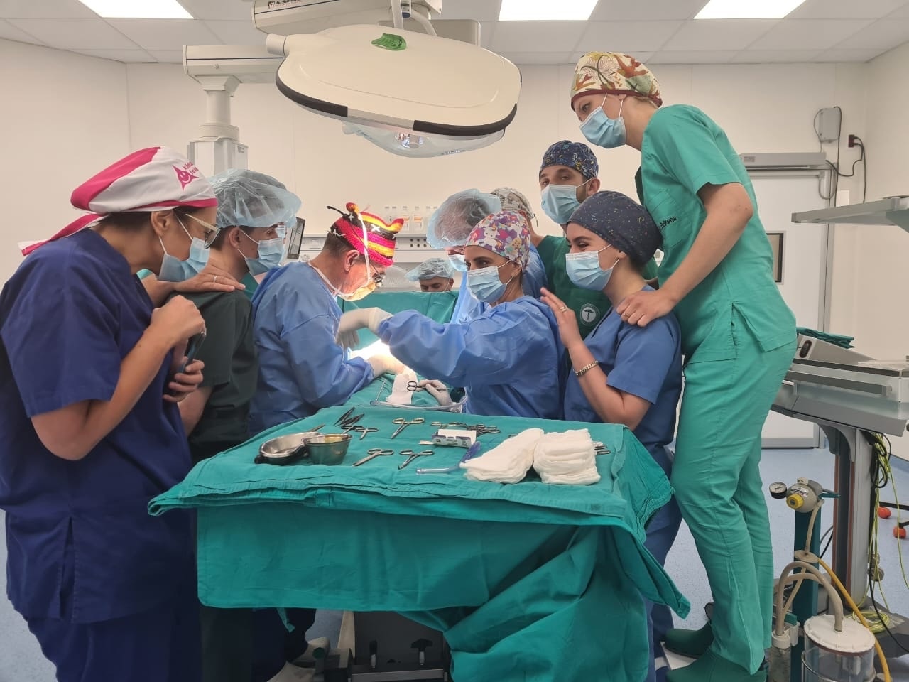 Profesori australian kryen në Kosovë tetë operacione për fëmijët me probleme të zorrës së trashë dhe traktit urinar