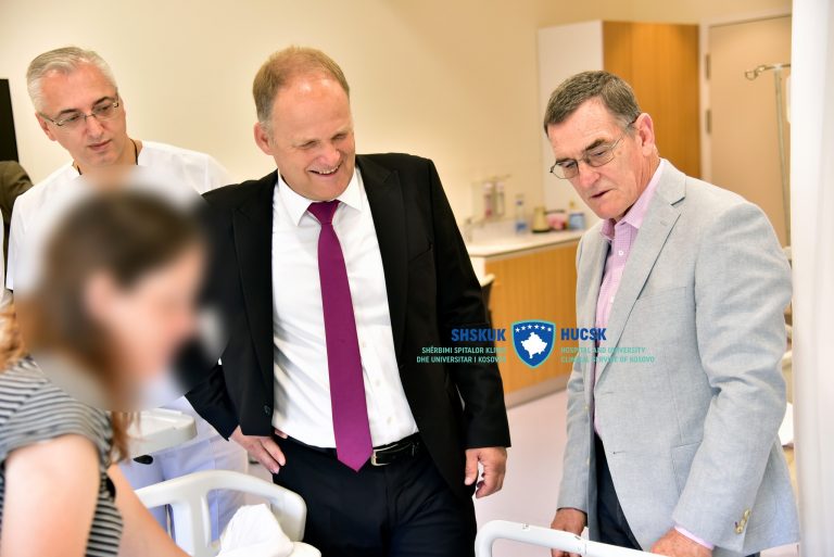 I operoi 300 fëmijë kosovarë, Krasniqi falënderon mjekun nga Australia