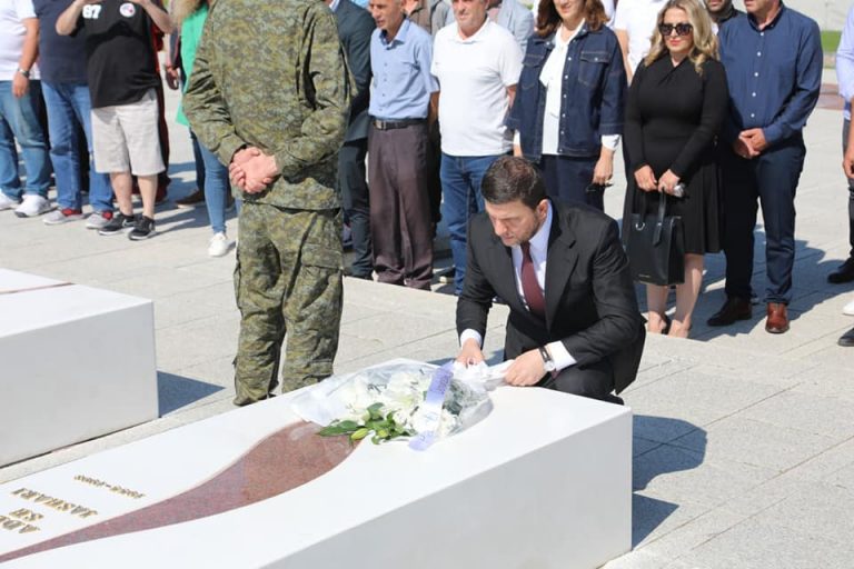 Memli Krasniqi bën homazhe tek varri i komandantit legjendar, Adem Jashari